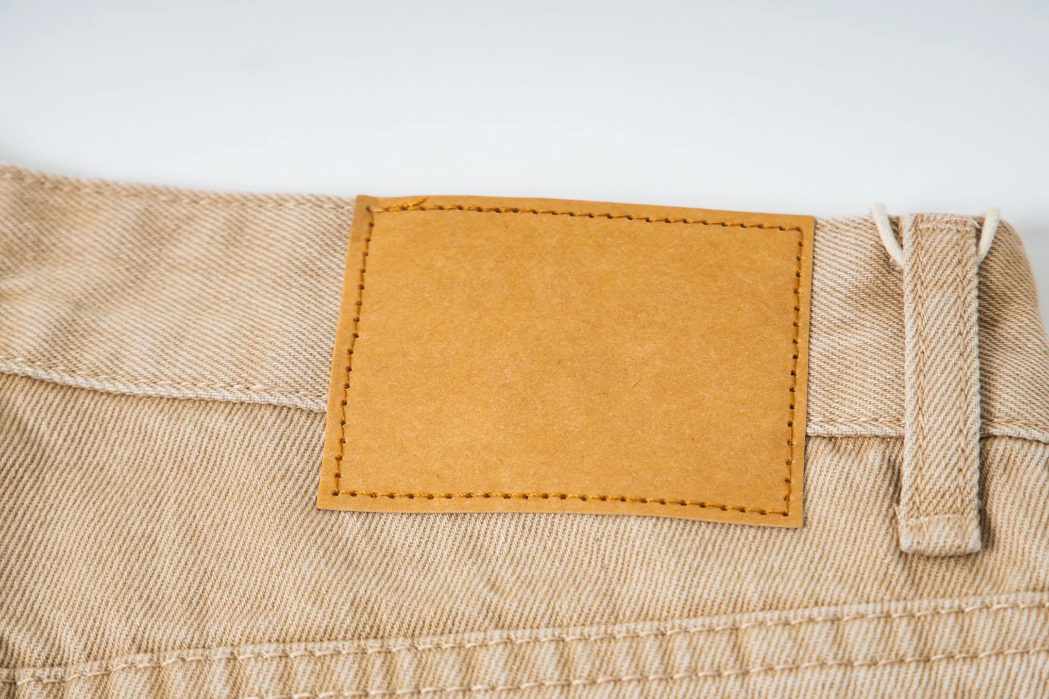P240 Chrome Hearts 2025 New Miami Limited Couple Washed Jeans with Multiple Black Cross Leather Labels is a hot item this season and is sought after by countless celebrities and fashionistas. The neat details of the cutting process add color to the playful fashion! The neat and meticulous design, and the well-fitting structure is unique. The upper body not only has outstanding recognition, but also looks younger and younger. A style with the ultimate wearing meaning and performance, gorgeous color matching, and the craftsmanship of this style is also extremely extraordinary. After the finished product is washed, it is disassembled and hand-made with sheepskin cross leather and then spliced ​​together to complete. The whole piece has too many craftsmanship to describe. It is decorated with patchwork cross flowers and high-waisted washed jeans! ! Absolutely high-end luxury product, a god-level single product, a super popular product, made with top heavy industry, a magic weapon that cannot be missed in the street. Style number: 1866# Size: 28 30 32 34 Color: khaki pink khaki black